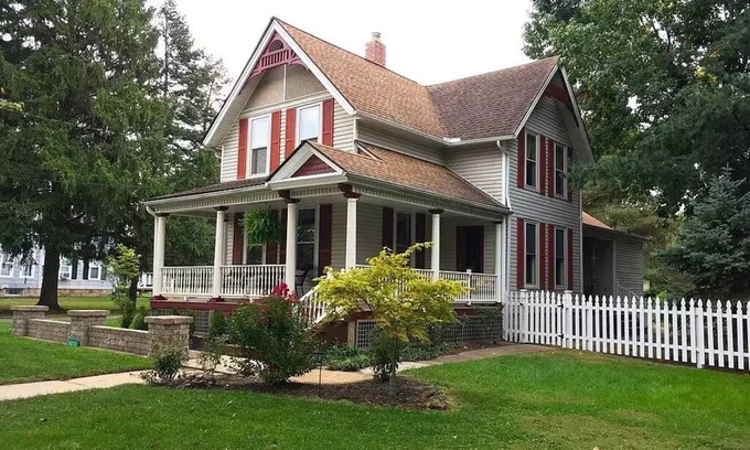 Vermilion House | Come stay and relax at the Captain's House in Historic Vermilion Harbor Town.