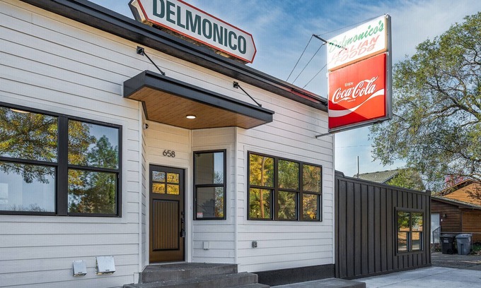 Northeast Minneapolis Apartment | Come Stay at “Delmonico’s”! A Luxury Renovation!