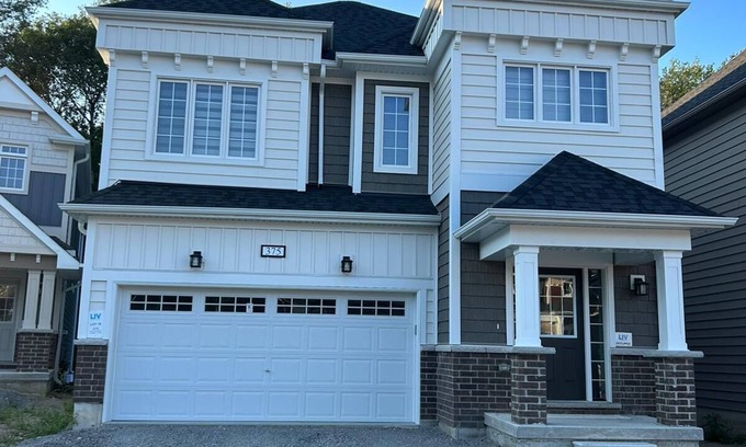 Gravenhurst House | Come stay at the Muskoka Lakes! Close to several golf courses, resorts and lakes