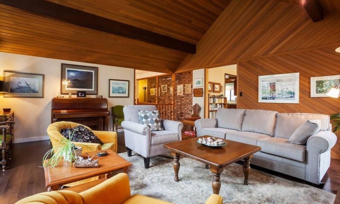 North Saanich Apartment | Come stay at this cute 1 bedroom in the Library Room!