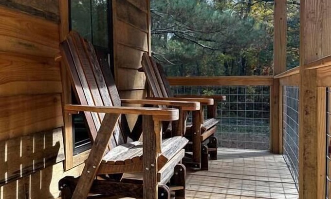 Fort Payne Cabin | Come wind down in the woods! Cozy cabin with hot tub! Fox Hole atLittleRiver