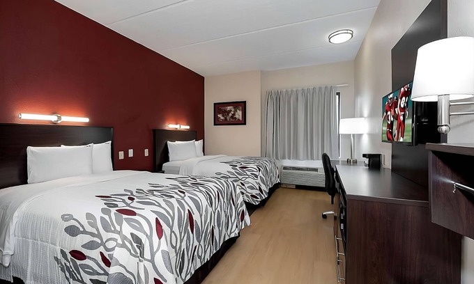 Southpoint House | Comfort and Convenience! Free Parking, Pool, Pets Allowed, Near St. Johns River