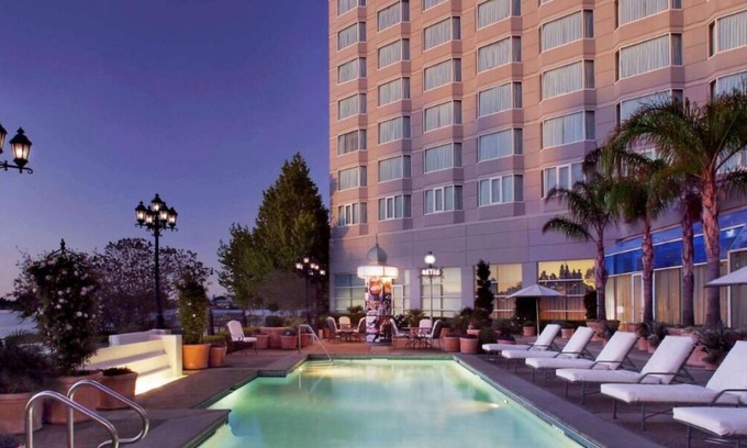 Redwood Shores House | Comfort and Convenience! Pet-friendly, Outdoor Pool, Waterfront & Mountain View!