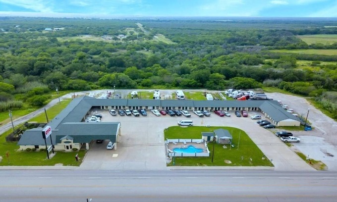 Three Rivers Hotel | Comfort and Convenience! Pet Friendly Stay with Parking & Pool