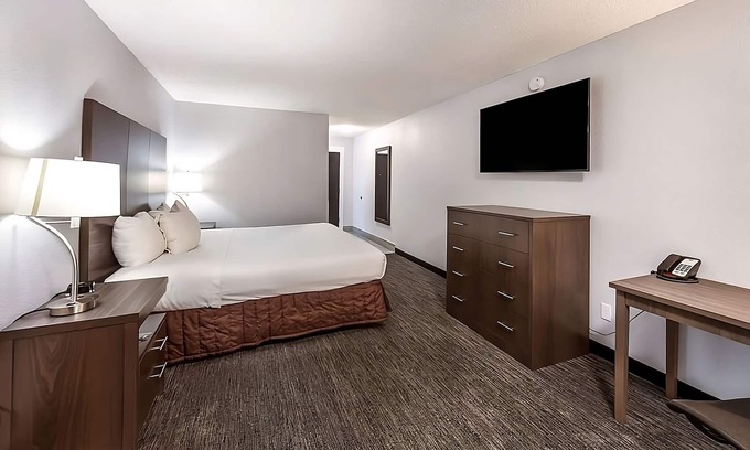 Grants Pass Hotel | Comfort and Convenience! Comfortable & Secured Unit for Your Stay! Free Parking