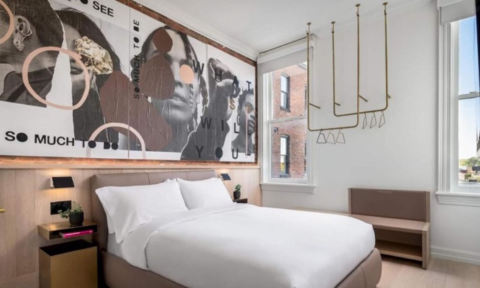 Beaconsfield Village House | Comfort and Convenience! Minutes to Shopping, Galleries and Restaurants
