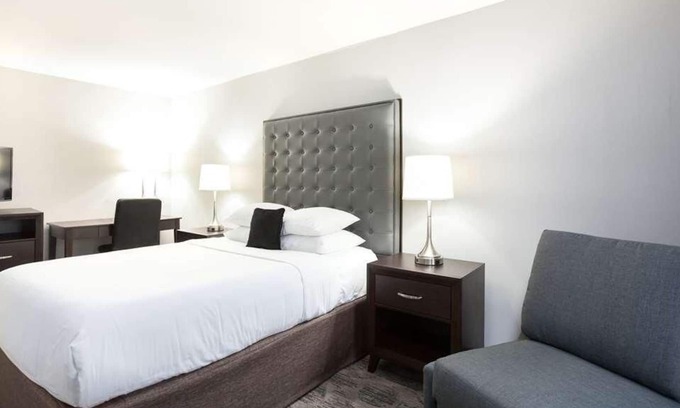 Auburn House | Comfort and Convenience! Free Breakfast, Free Parking, Pets Allowed