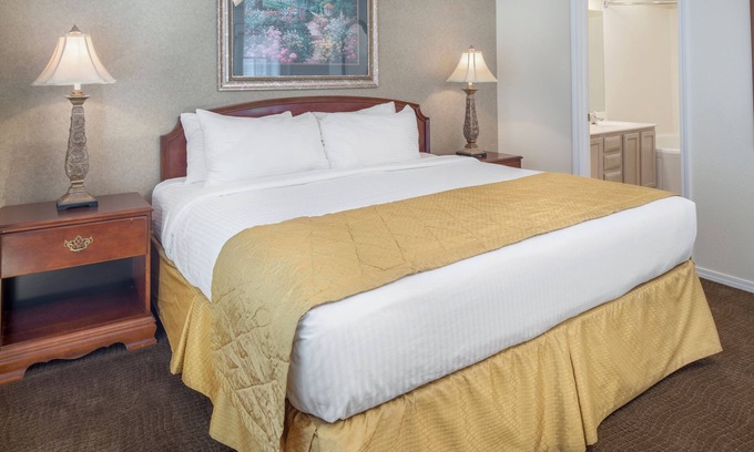 Table Rock Hotel | Comfort and Convenience! 2 Convenient Units, Pool, Near Table Rock State Park