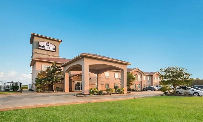 Saint Landry House | Comfort and Convenience at Knights Inn Bunkie! Free Parking, Free Breakfast