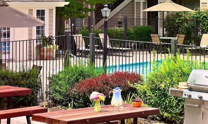 White Station House | Comfort and Convenience! Parking, Pets Allowed, Near Memphis Zoo!