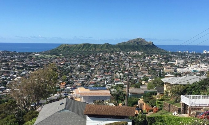 Maunalani Heights House | Comfort and Elegance with stunning views of Diamond Head