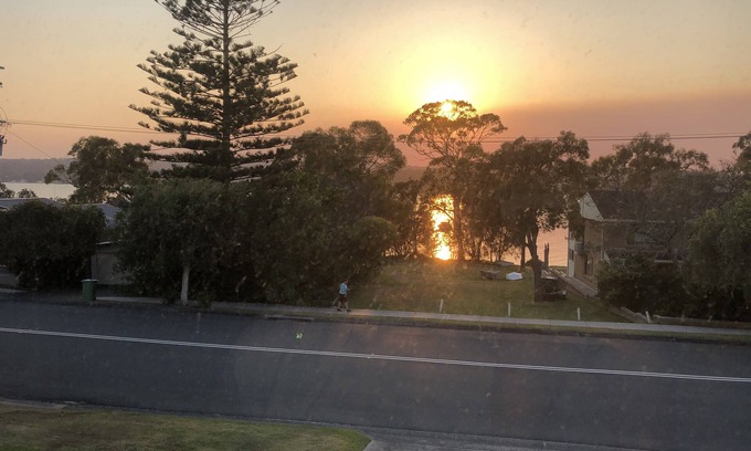Gwandalan House | Comfort and luxury, fresh linen, airconditioned with lake views from deck.