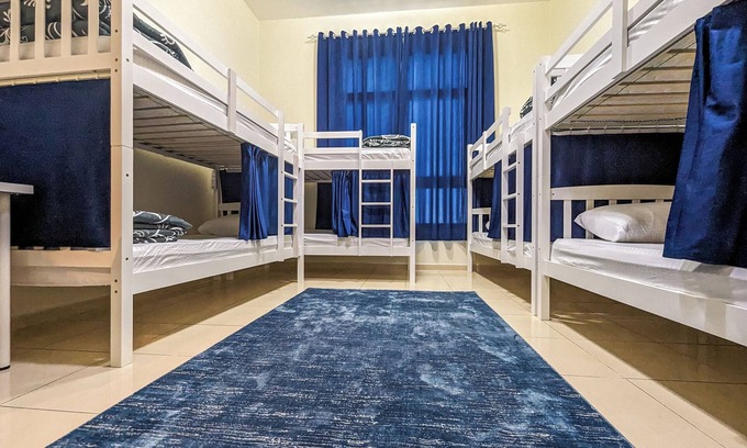 Dubai Villa | Comfort Bed inn Hostel - 15min from city center/High Speed Wifi and AC