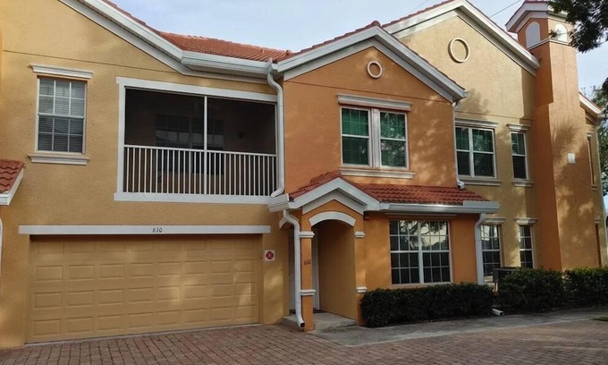 Diplomat Condo | Comfort & Convenience 3bdr 2bath 2garage, WiFi, pool, fitness, sea salt jacuzzi