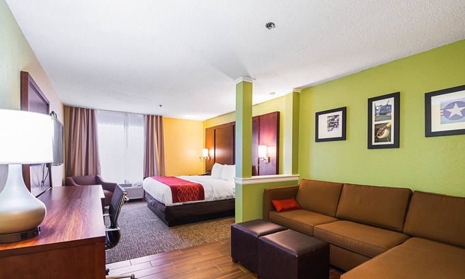 Dayton Hotel | Comfort Inn & Suites Dayton Northwest - Englewood