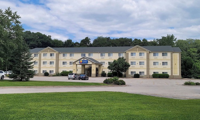 Carbon Cliff Hotel | Comfort Inn & Suites East Moline near I-80
