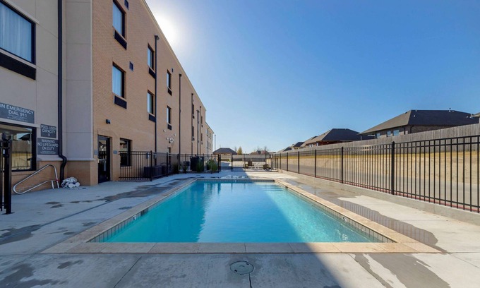 Harrah Hotel | Comfort Inn & Suites Harrah