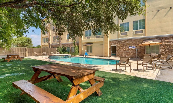 Wetmore Hotel | Comfort Inn & Suites Near Six Flags & Medical Center