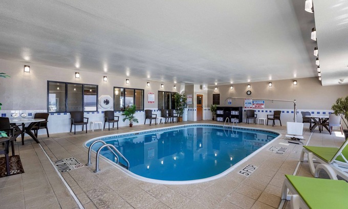 Waterloo Hotel | Comfort Inn & Suites Waterloo - Cedar Falls
