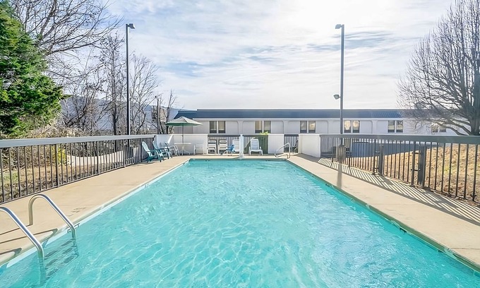 Lookout Valley Neighborhood Association Resort | Comfort Meets Affordability in Knights Inn Chattanooga! Free Parking!