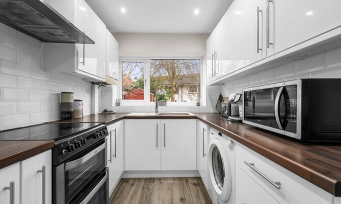 Cheetham Hill House | Comfort Meets Style | 3-Bed MCR Home for 8 Guests!