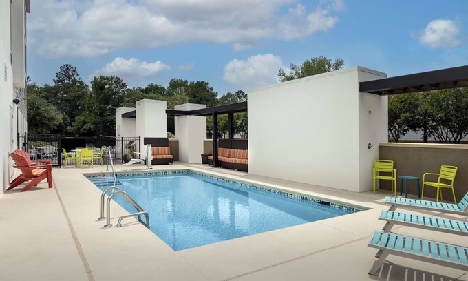 North Charleston Hotel | Comfort Retreat! Outdoor Pool, Free Hot Breakfast, Free Parking, Pets Allowed!