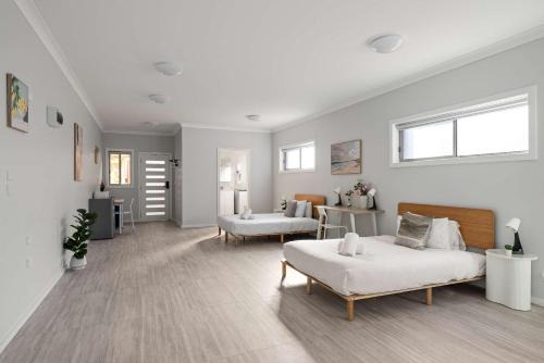 Ryde Apartment | Comfort Stay - Detached Quadruple Studio Room with Simple Kitchenette near Top Ryde city