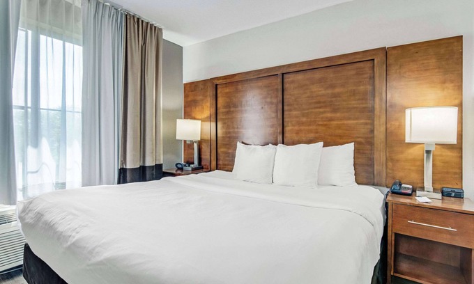 Lansing Hotel | Comfort Suites near I-80 and I-94