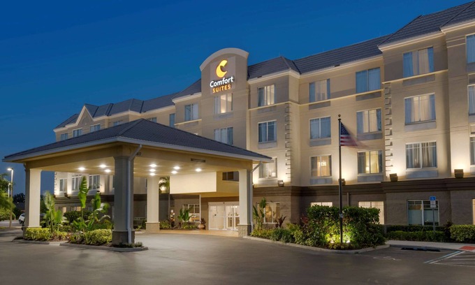 Florida Center Hotel | Comfort Suites Near Universal Orlando Resort
