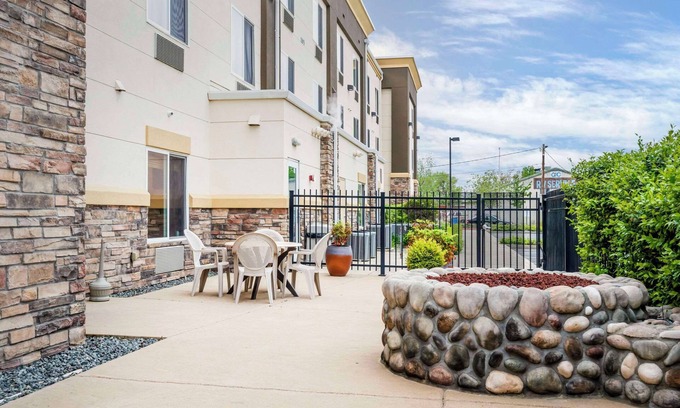 Redding Hotel | Comfort Suites Redding - Shasta Lake