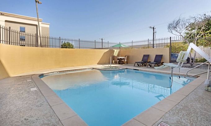 West Dallas Hotel | Comfort Suites West Dallas - Cockrell Hill