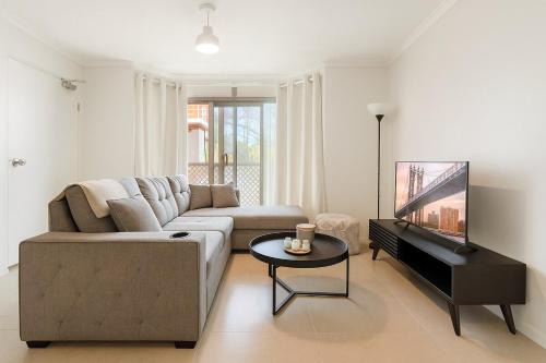 St. Lucia Apartment | Comfortable 1BR near UQ, River Walks & Pool