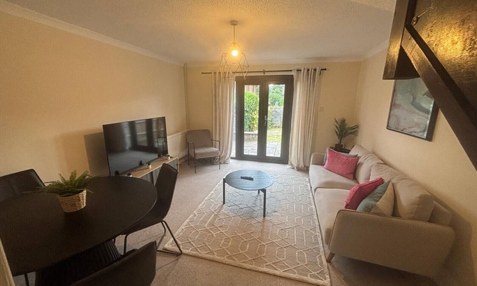 Bracknell Ski Chalet | Comfortable 2 Bedroom House in Bracknell
