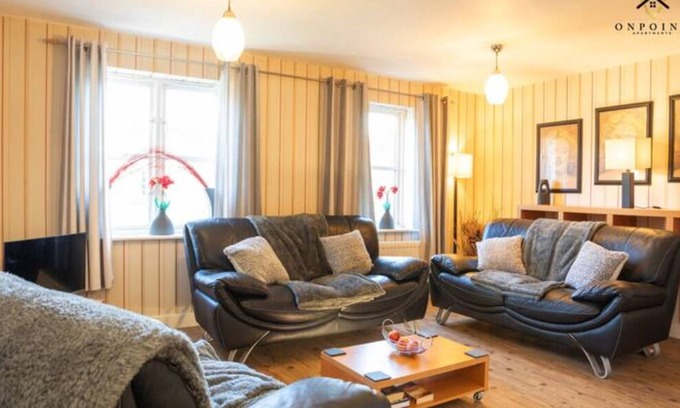 Derby House | Comfortable 3 Bed Home 2 Parking