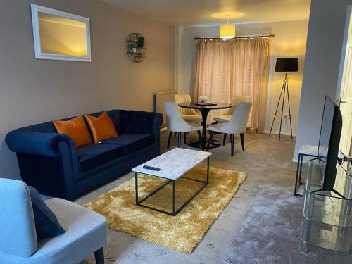 Basingstoke Apartment | Comfortable 3 bed House - Great Monthly Discounts