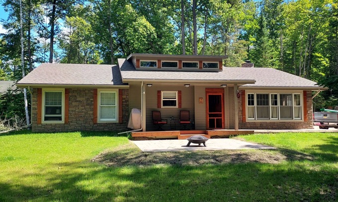 Grand Rapids House | Comfortable 3 bedroom cape cod style home