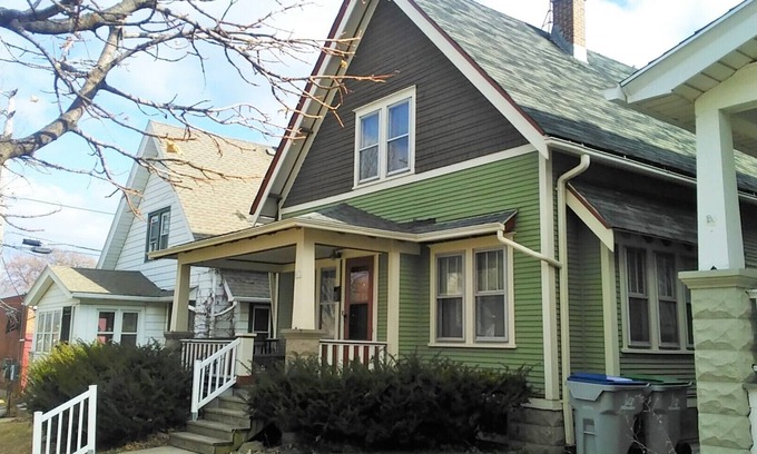 Bay View House | Comfortable 3BR Craftsman Bungalow in Milwaukee Bay View Neighborhood Sm Dog OK