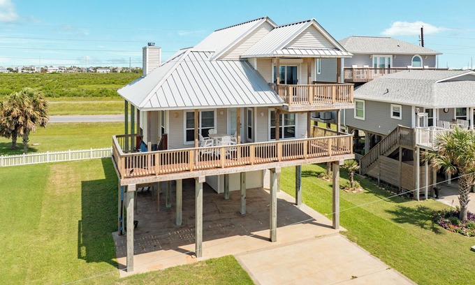 Spanish Grant House | Comfortable 3rd Row Home w/Easy Walk to the Beach