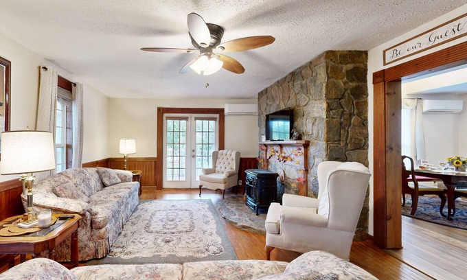 Weaverville House | Comfortable 5 Bedroom retreat close to local attractions