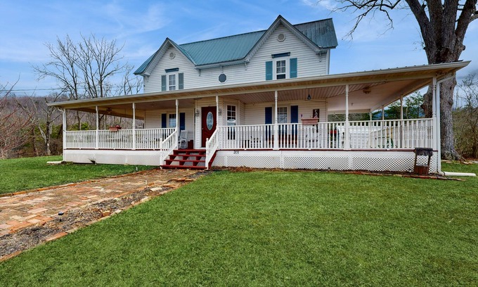 Weaverville House | Comfortable 5 Bedroom retreat close to local attractions
