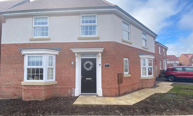 Grantham House | Comfortable 5-Guests Abode - In Quiet Village