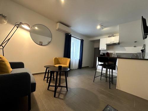 Le Luc Apartment | Comfortable A C, nice decor