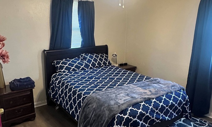 Hampton House | Comfortable & Affordable House Less Than 15 Min To Coliseum, Shopping, & Beaches