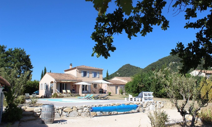 Seguret House | Comfortable air-conditioned villa with swimming pool at the foot of the village of Séguret