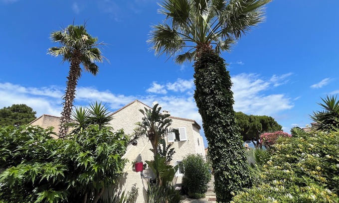Marine de Saint Ambroggio Apartment | Comfortable air-conditioned apartment 80m from Sant Ambroggio beach