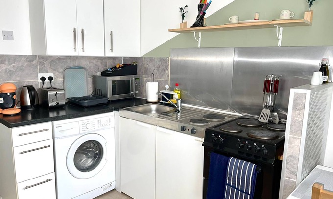 Chadwell Apartment | Comfortable and convenient 1-Bed Apart in Romford