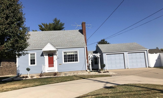Dubuque House | Comfortable and convenient 2 bedroom home with an office and off-street parking