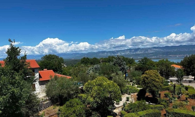 Tribulje Apartment | Comfortable and spacious apartment with balcony and sea view Klanice, Krk (A-21992-a)