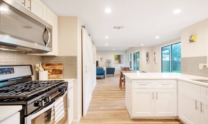 Austin House | Comfortable and Spacious - Extended Stays Welcome