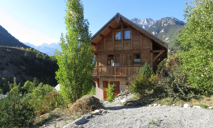 Les Vigneaux Apartment | Comfortable apartment in wooden chalet, private parking, superb view.